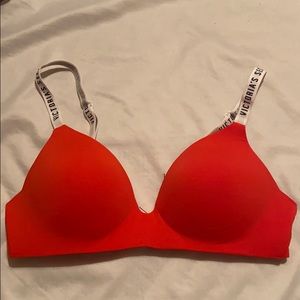 VS Tshirt Lightly Lined Wireless Bra